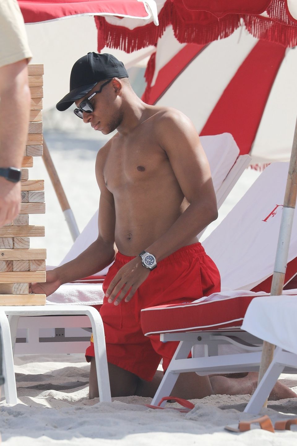 Kylian Mbappe eksponuje wytrenowane ciało na plaży w Miami
