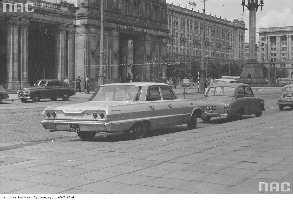 Samochody zaparkowane przy ul. Marszałkowskiej. Z prawej Chevrolet Biscayne i Syrena 101, z lewej Warszawa M-20.