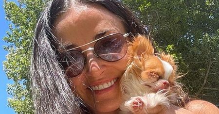 60-letnia Demi Moore zachwyca IMPONUJĄCĄ FIGURĄ w kusym bikini: "Królowa" (FOTO)