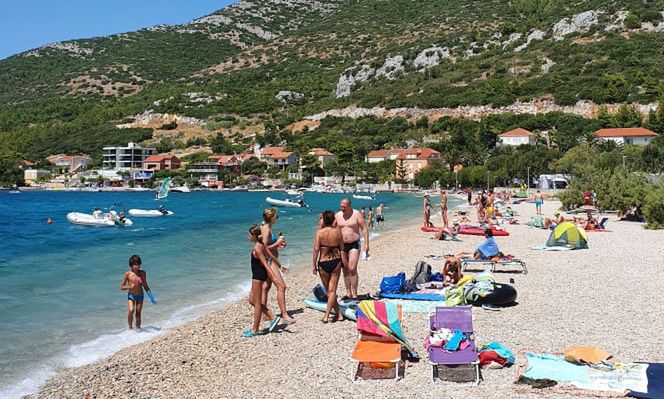 Turyści na plaży Zamošće w małej miejscowości Kučište. W dużych miastach jest jeszcze więcej ludzi