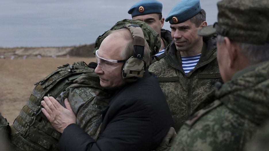 Putin na poligonie w Riazaniu
In this handout photo released by Russian Defense Ministry Press Service, Russian President Vladimir Putin, center, embraces a soldier as he visits a military training centre of the Western Military District for mobilised reservists in Ryazan Region, Russia, Thursday, Oct. 20, 2022. (Russian Defense Ministry Press Service via AP)