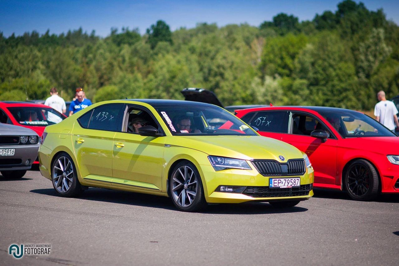 Skoda szybsza niż Porsche, ale z zewnątrz tego nie widać