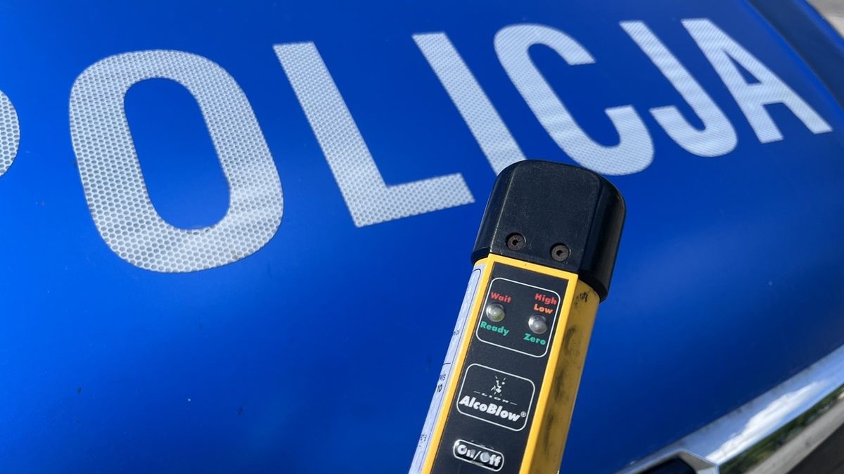 Policja zatrzymała kierowcę „na podwójnym gazie” przy szkole