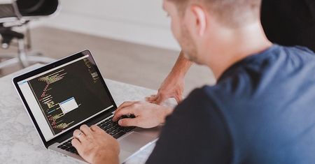 „Lepiej uczyć się programowania niż angielskiego”