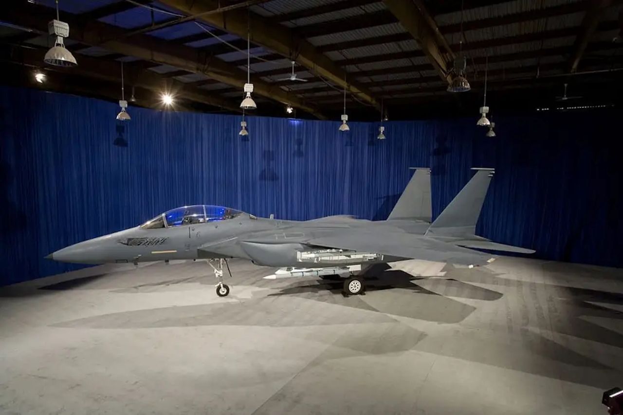 F-15SE Silent Eagle - widoczne komory uzbrojenia