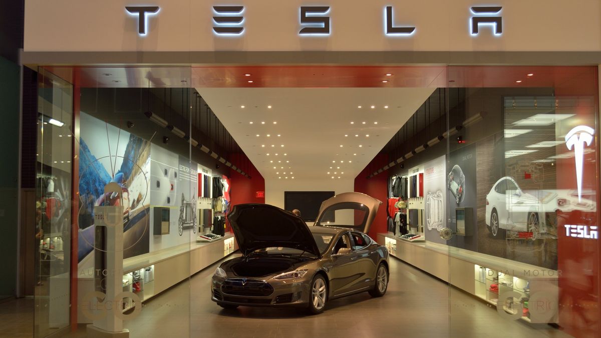 Tesla zawiesza czasowo produkcję w fabryce na przedmieściach Szanghaju.