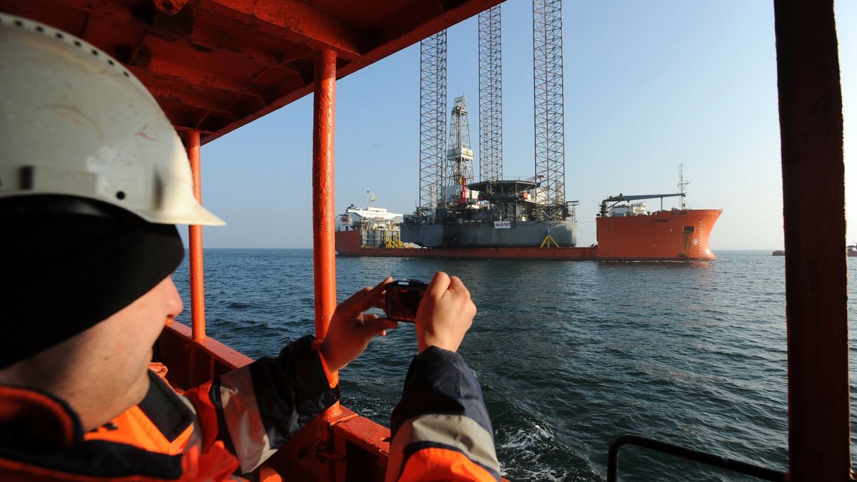 Nowa czwarta ju? platforma wiertnicza LOTOS Petrobaltic
26.02.2014 Zatoka Gdanska Spolka poszukiwania i eksploatacji podmorskich zloz ropy naftowej i gazu ziemnego LOTOS Petrobaltic SA wchodzaca w sklad Grupy LOTOS zakupila przy udziale Agencji Rozwoju Przemyslu SA i Nordea Bank Polska SA za kwote okolo 300 mln zlotych od firmy Transocean Offshore Gulf of Guinea Ltd platforme wiertnicza typu jack up ( samopodnosna ) ktora bedzie nosic nazwe LOTOS Petrobaltic . Zbudowana w 1989 roku w Singapurze platforma jest juz czwarta tego typu jednostka nalezaca do spolki . Do Polski zostala przetransportowana na pokladzie specjalistycznej jednostki m/v Target . Po dopuszczeniu do ruchu przez Wyzszy Urzad Gorniczy platforma rozpocznie prace poszukiwawcze na koncesji Gotlandia prowadzac wiercenia na wodach o glebokosci do okolo 105 m ( spolka planuje przedluzyc nogi platformy do 120 m co zwiekszy mozliwosci prac do glebokosci 120 m ) Fot. Wojciech Strozyk/REPORTER
Wojciech Strozyk/REPORTER