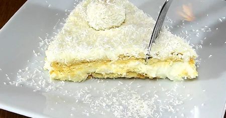 Szybki przepis na ciasto bez pieczenia. Smakuje jak pralinki Rafaello
