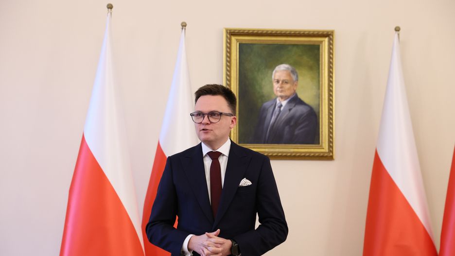 Warszawa, 08.01.2024. Marszałek Sejmu Szymon Hołownia przed spotkaniem z prezydentem Andrzejem Dudą w Pałacu Prezydenckim w Warszawie, 8 bm. Spotkanie dot. wygaszeniu mandatów polityków PiS Mariusza Kamińskiego i Macieja Wąsika. (ad) PAP/Leszek Szymański