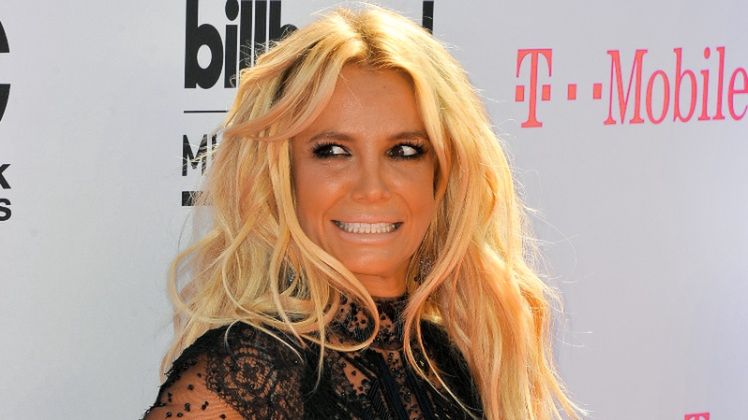 42-letnia Britney Spears pozuje topless na plaży
