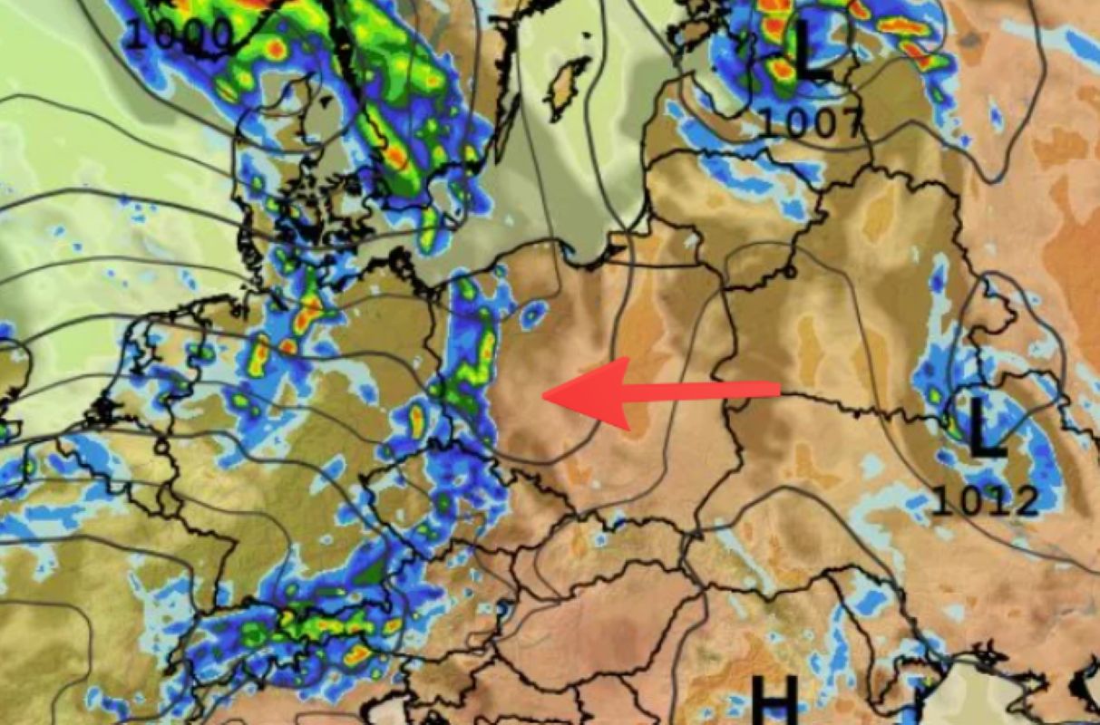 Burzowy front zbliża się do Polski. Meteorolodzy ostrzegają