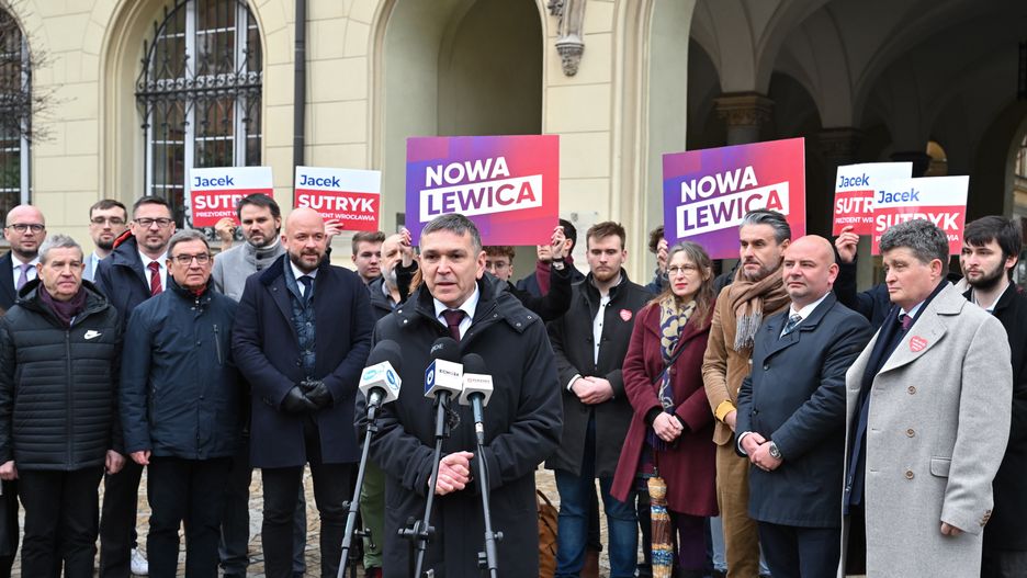 Wrocław, 01.02.2024. Poseł Lewicy Arkadiusz Sikora (C) podczas konferencji prasowej we Wrocławiu, 1 bm. Dolnośląska Rada Wojewódzka Nowej Lewicy zatwierdziła kandydatów na stanowiska prezydenta i prezydentki dolnośląskich miast. (sko) PAP/Maciej Kulczyński ***Zdjęcie do depeszy PAP pt. Wrocław/ Jacek Sutryk kandydatem lewicy na prezydenta Wrocławia***