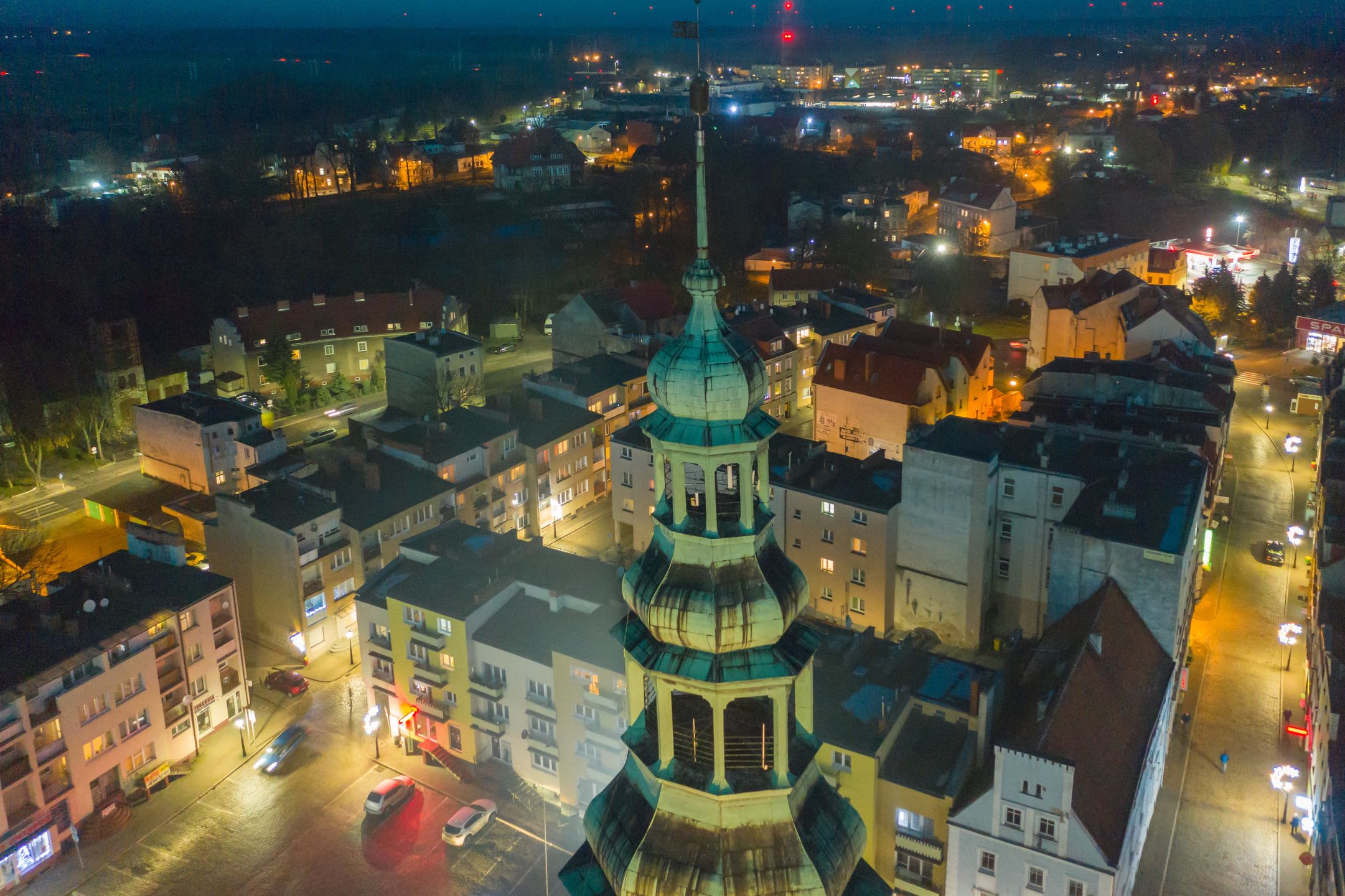 szprotawa, polska, ratusz, wieża, zegar, krużganek, miedź, patyna, zielony, zabytkowy, historyczny, noc, budynek publiczny, sztuczny, elektryczny, dron, rynek, panorama, boże narodzenie, dekoracja, gród, krajobraz miasta, architektura, horyzont, miasteczko, miejski, budowa, niebo, podróż, krajobraz, ulica, dzisiejszy wieczór, antena, europa, wieza, sundown, iskra, lampki
