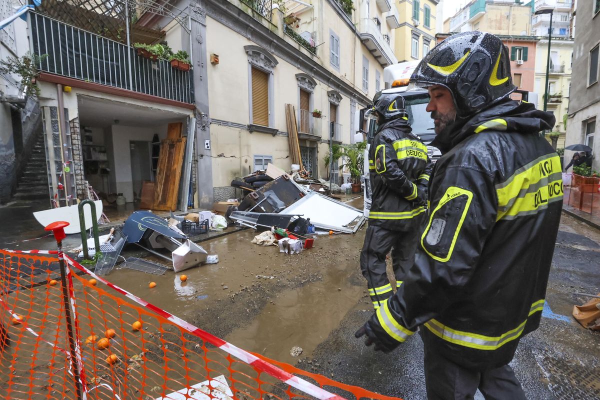 Błoto zalało w sobotę ulice Via Solimena i Via Morghen w dzielnicy Vomero w Neapolu 