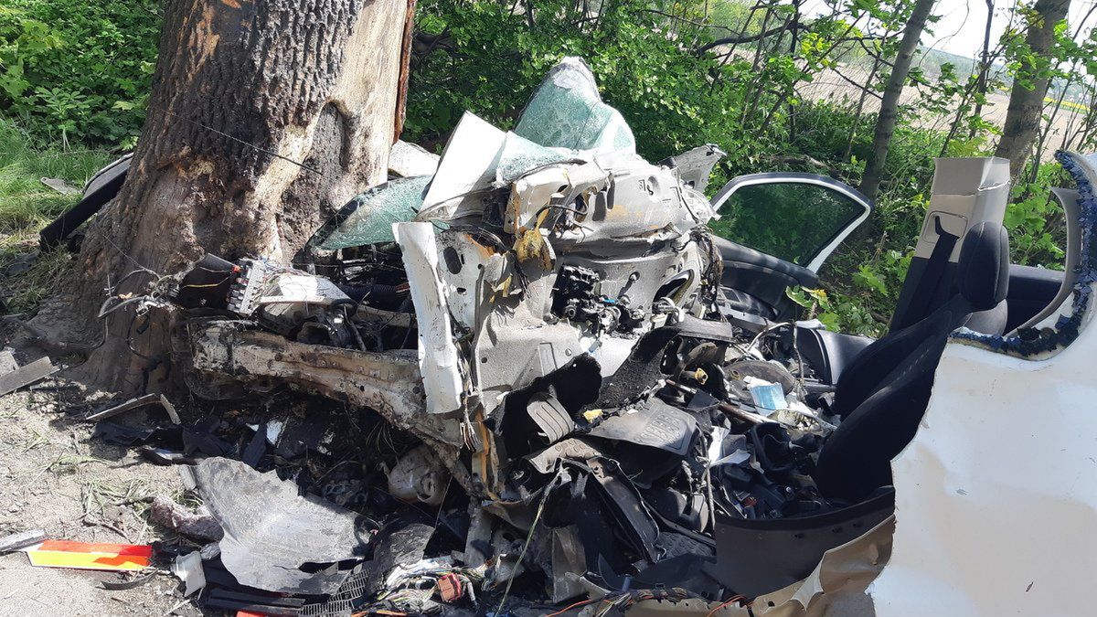 Kierowca uderzył w drzewo z bardzo dużą prędkością