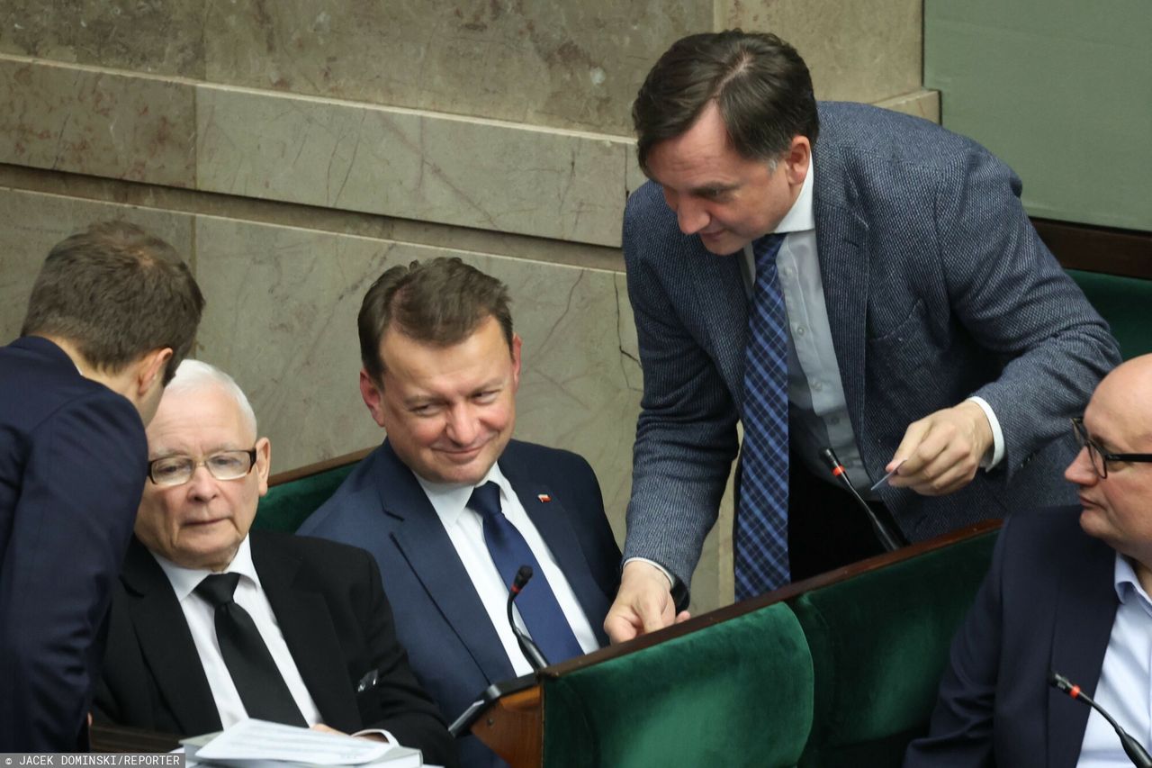 Ziobryści zostają w klubie PiS. Dzięki Mariuszowi Błaszczakowi