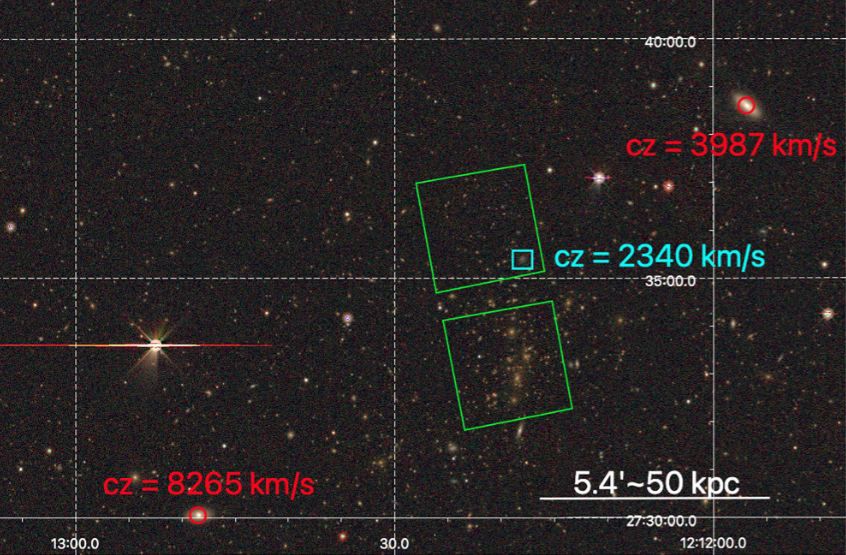 Teleskop JWST zidentyfikował galaktykę PEARLSDG (w niebieskim polu)