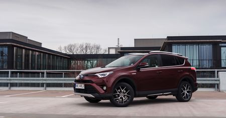 Toyota RAV4 Hybrid 4x4 (2016) - zdjęcia, wnętrze, bagażnik