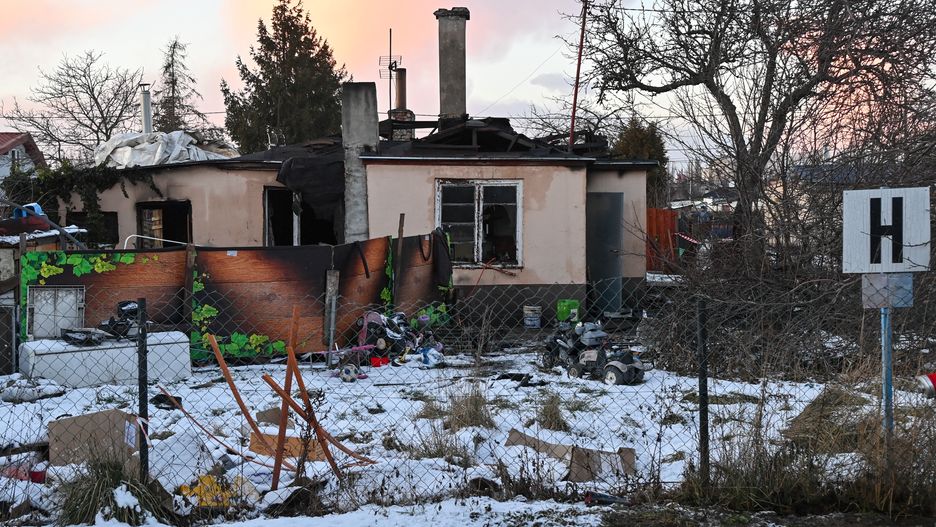 Gdańsk, 19.01.2024. Zniszczenia po pożarze domu jednorodzinnego w Gdańsku, 19 bm. W pożarze zginęło dwoje dzieci, a dwie osoby zostały ranne. (mr) PAP/Andrzej Jackowski ***Zdjęcie do depeszy PAP pt. Gdańsk/ Dwoje dzieci poniosło śmierć w pożarze domu***