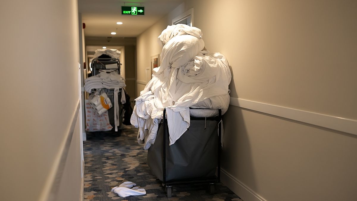 Osoby, sprzątające pokoje hotelowe nie mają łatwej pracy 