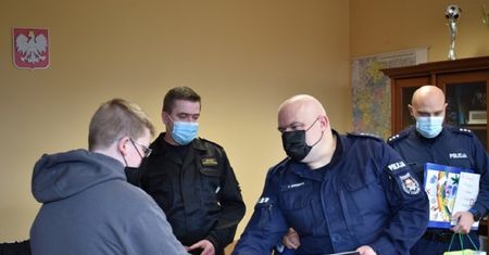 13-latek bohaterem. Odebrał nagrodę z rąk szefa policji
