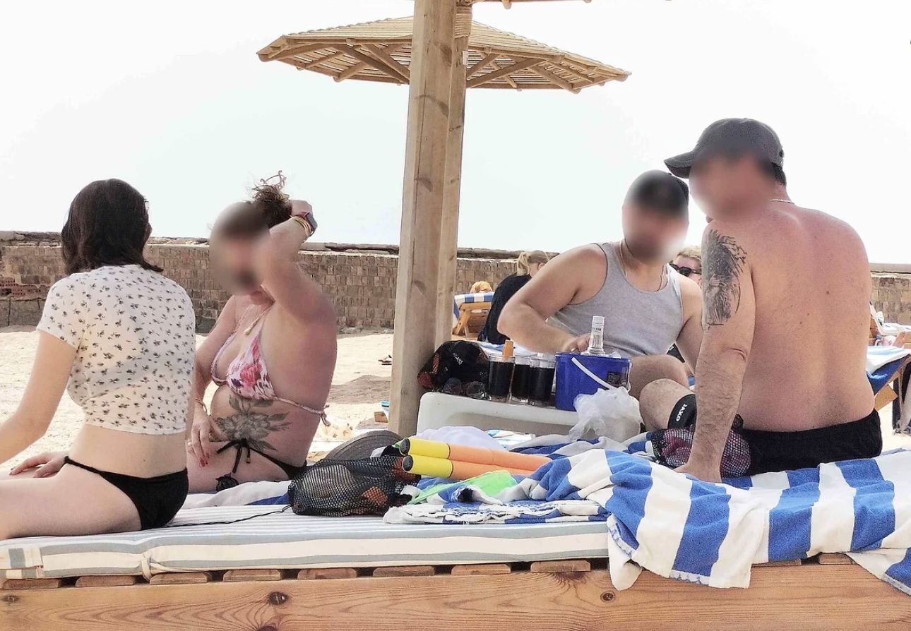 Turyści piją alkohol od bladego świtu
