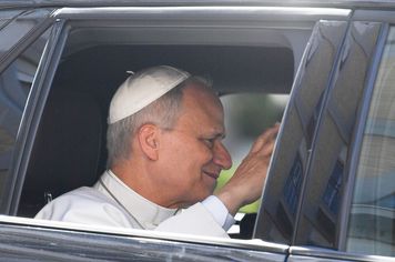Papież Leon XIV już po operacji. W szpitalu spędzi tydzień