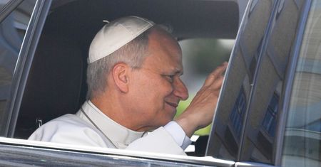 Papież Leon XIV już po operacji. W szpitalu spędzi tydzień