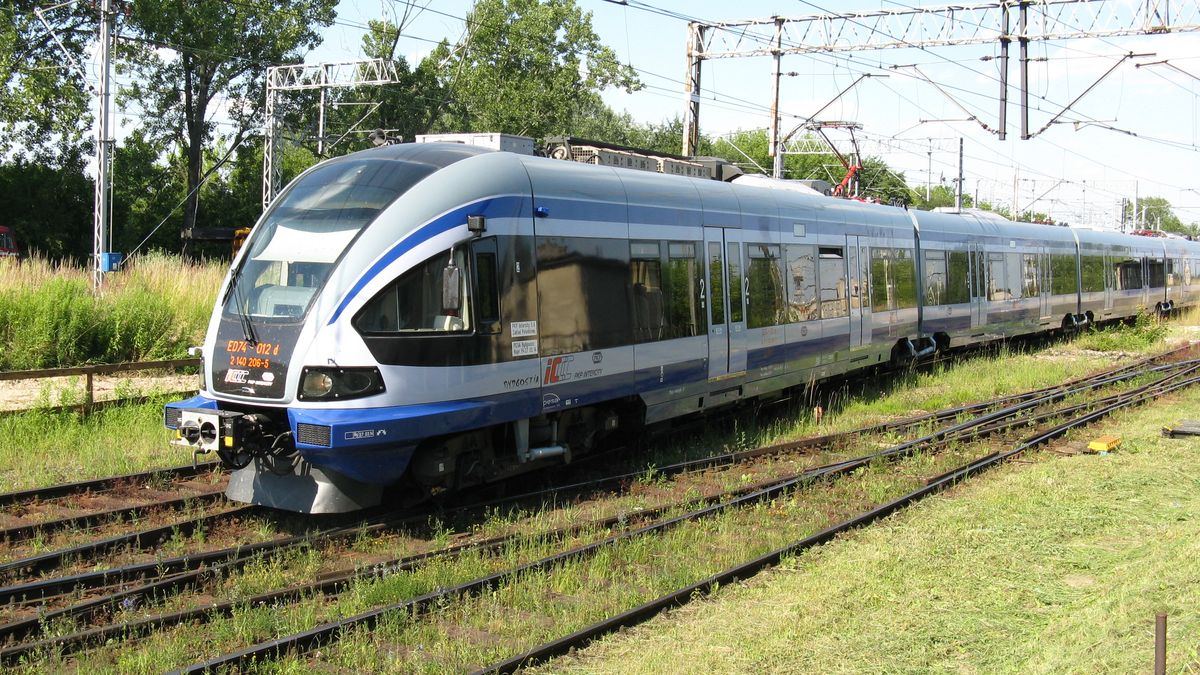 Pociągi ED74 wyglądają nowocześnie, ale wymagają dogłębnego remontu i modernizacji.
