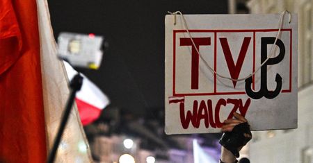 Posłowie zamknięci w budynku? Gliński oskarża policję o brak działań