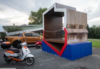 Zaskakujący los "patriotycznych ławek". Wiemy, gdzie trafiły