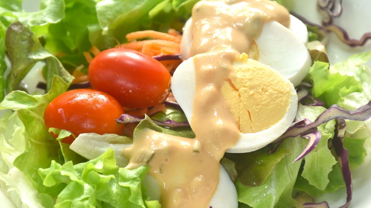 Sos 1000 wysp jest idealny do gotowanych jajek i sałatek