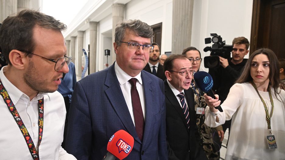 Warszawa, 20.12.2023. Posłowie PiS Mariusz Kamiński (C-P) i Maciej Wąsik (C-L) podczas konferencji prasowej w Sejmie w Warszawie, 20 bm. Sąd Okręgowy w Warszawie orzekając w II instancji wymierzył kary po dwa lata więzienia dla Mariusza Kamińskiego i Macieja Wąsika oraz po roku więzienia dla dwóch pozostałych b. szefów CBA za działania operacyjne podczas "afery gruntowej". (jm) PAP/Radek Pietruszka