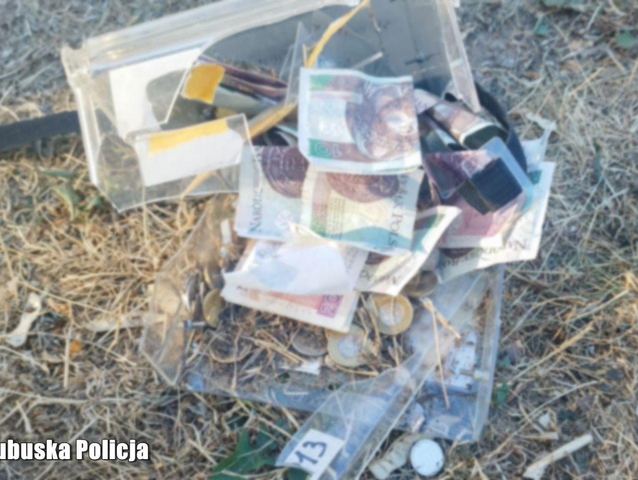 Dwóch degeneratów napadło na 13-latkę kwestującą pod marketem. Zabrali jej puszkę z pieniędzmi