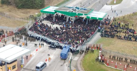 Tysiące migrantów na granicy. Polskie służby obawiają się szturmu [NA ŻYWO]