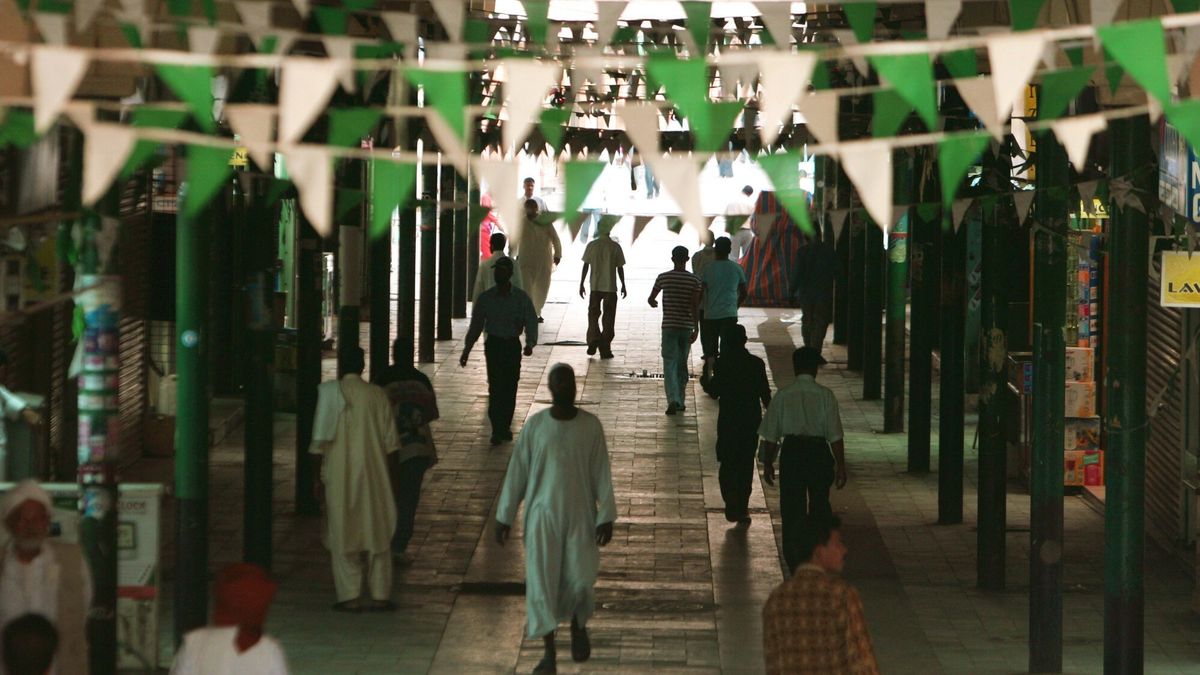 Reporter Poland 2006
12.2005 Arabia Saudyjska , Jeddah N/z zycie codzienne , targ / bazar 
fot. Thierry DUDOIT/Editing/REPORTER   
 
 
DANS UNE GALERIE DU SOUK DE JEDDAH. 
ARABIE SAOUDITE, DECEMBRE 2005
DUDOIT Thierry