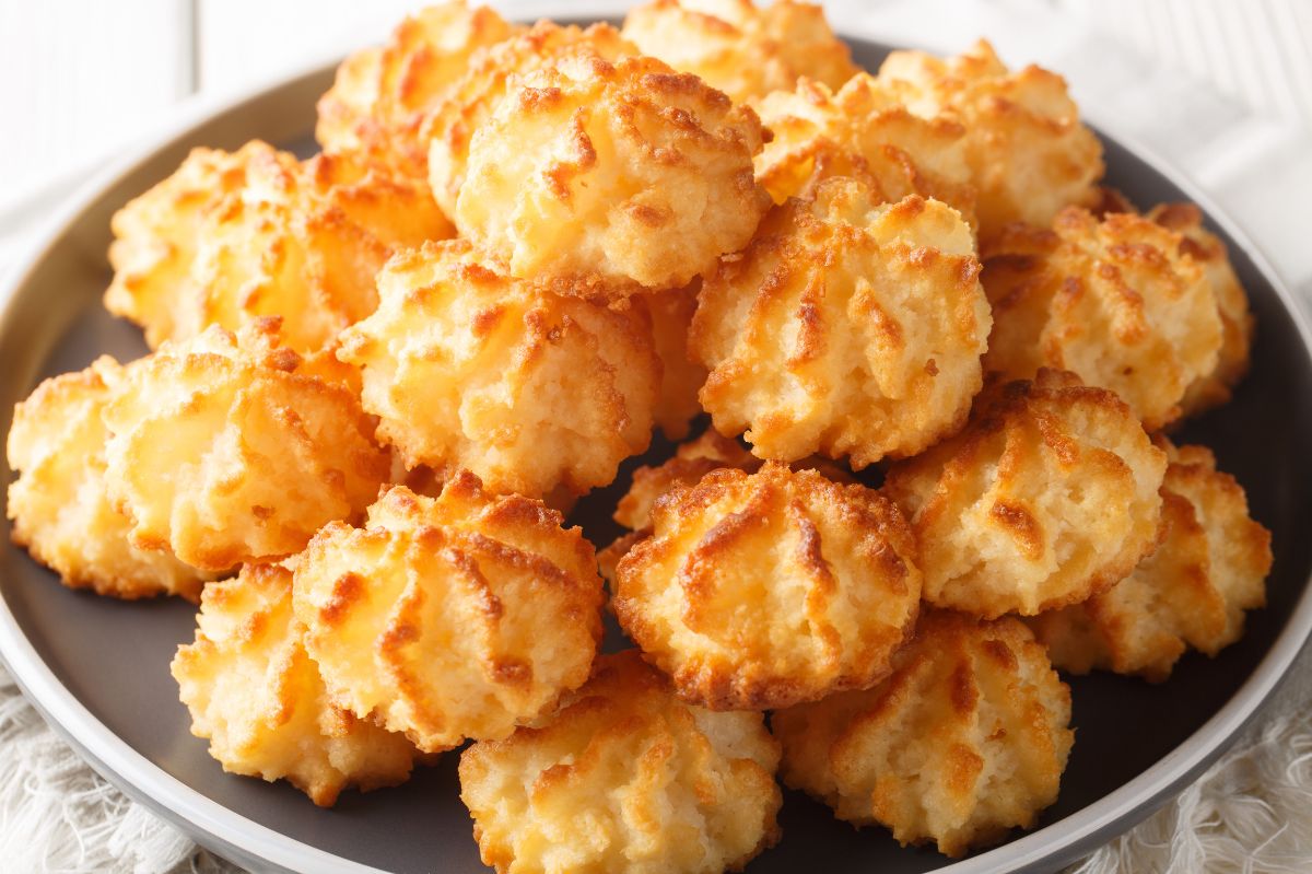 Homemade coconut cookies are a proven recipe for a quick dessert.