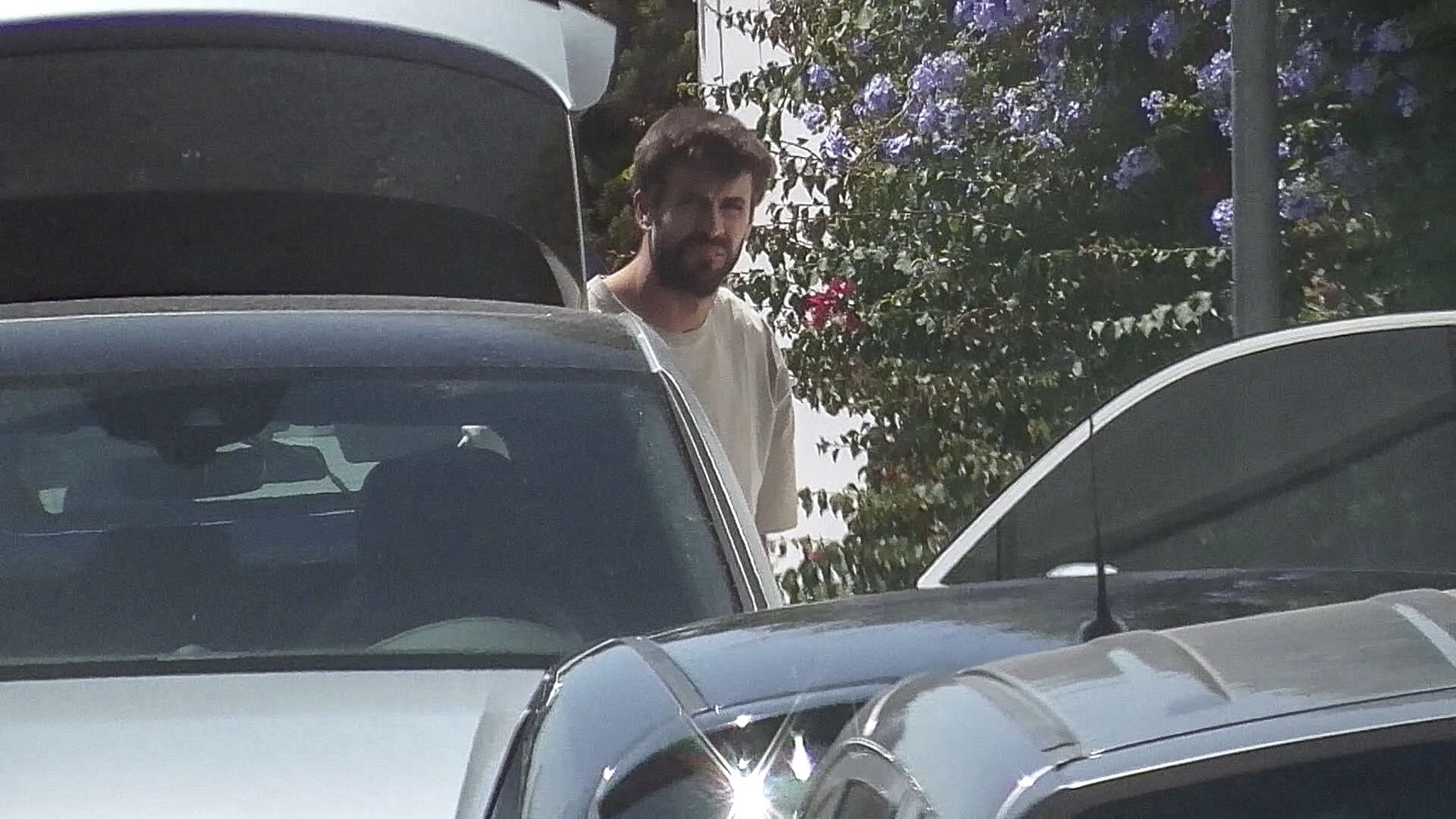 Gerard Pique czeka na synów przed barcelońskim domem