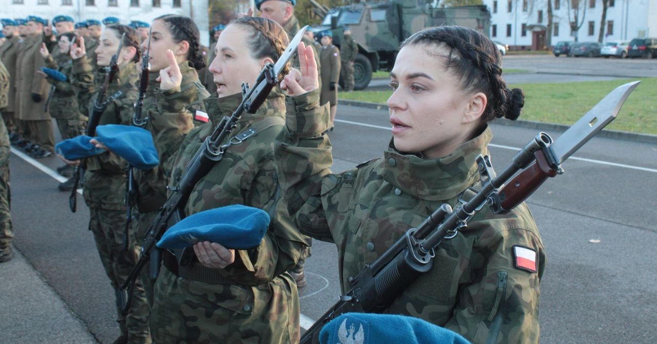 Koszalin: 103 ochotników złożyło przysięgę na placu apelowym 8. Pułku Przeciwlotniczego