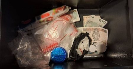 Policjanci weszli do mieszkania w dzielnicy Czuby. 28-letek trzymał narkotyki w sejfie. Miał też broń gazową