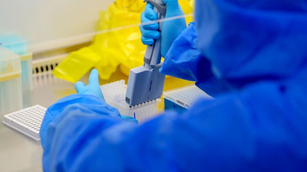 Pracownik w laboratorium w Wuhan.