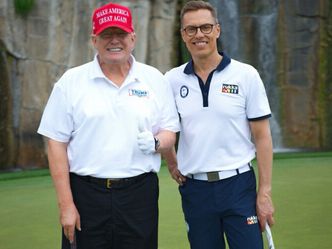 Prezydent Finlandii na golfie z Trumpem. W tle umowa. Jest burza