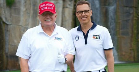 Prezydent Finlandii na golfie z Trumpem. W tle umowa. Jest burza