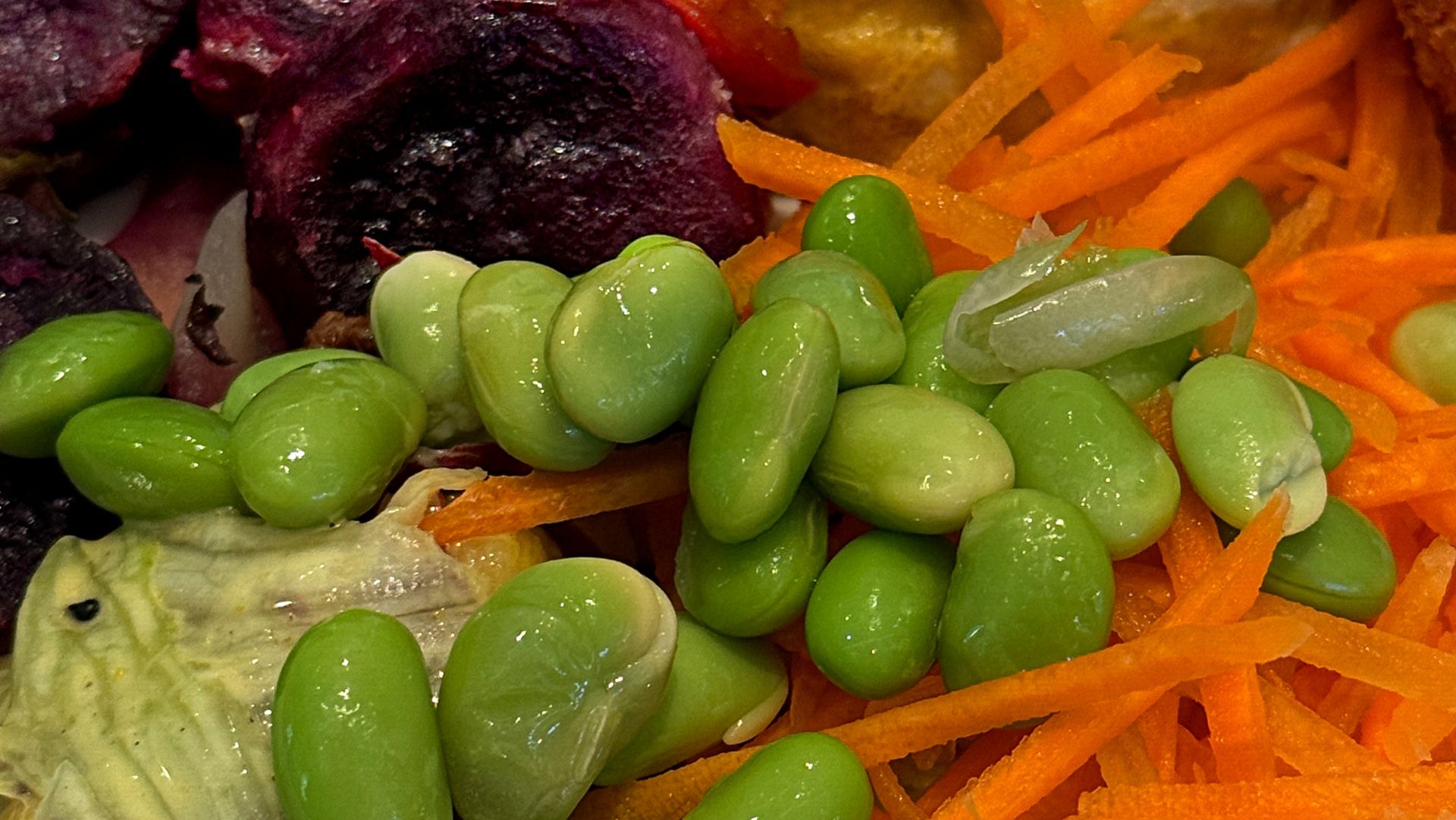 Niektóre warzywa lepiej jeść na surowo, inne lepiej poddać obróbce termicznej, aby więcej zyskać.