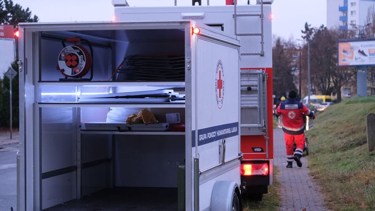 Pomoc Humanitarna PCK na miejscu ewakuacji przy ul. Walecznych