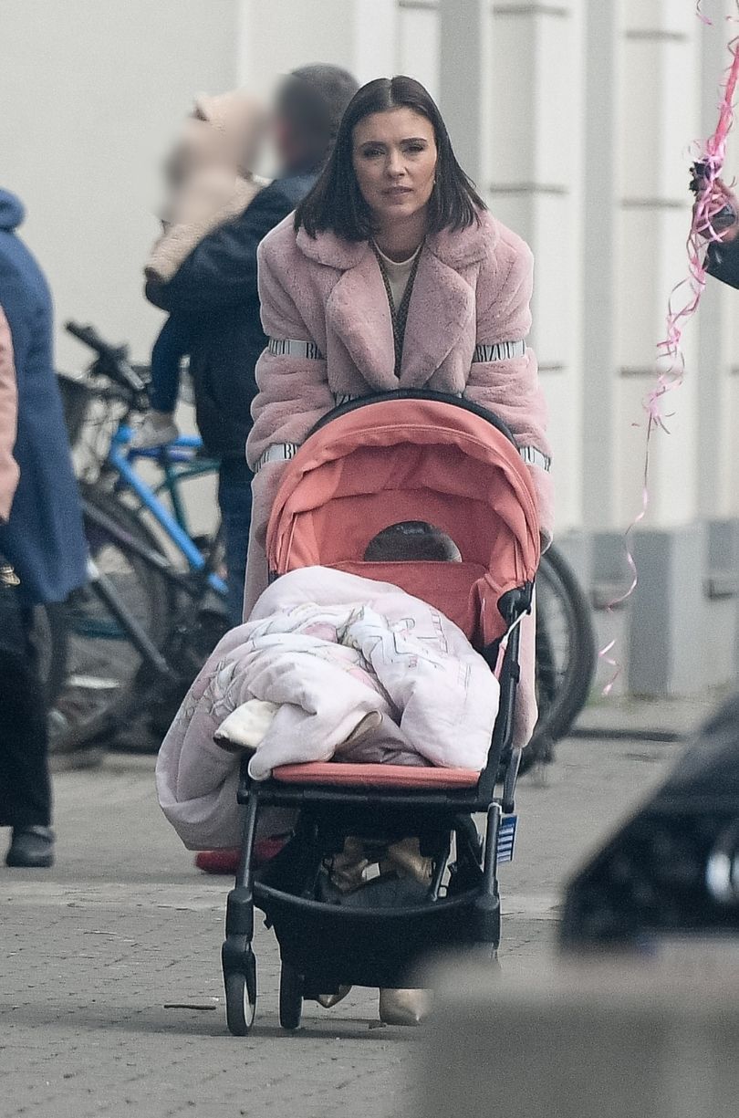 Klaudia Halejcio z mężem i córką opuszcza rodzinną imprezę