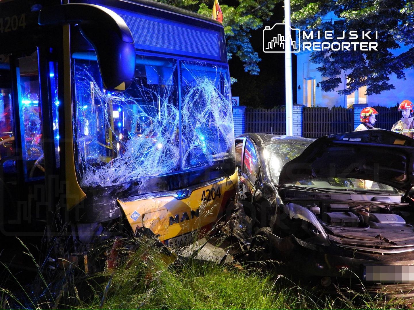 Warszawa: Obcokrajowiec wjechał pod autobus miejski we Włochach. Sprawca został ukarany mandatem
