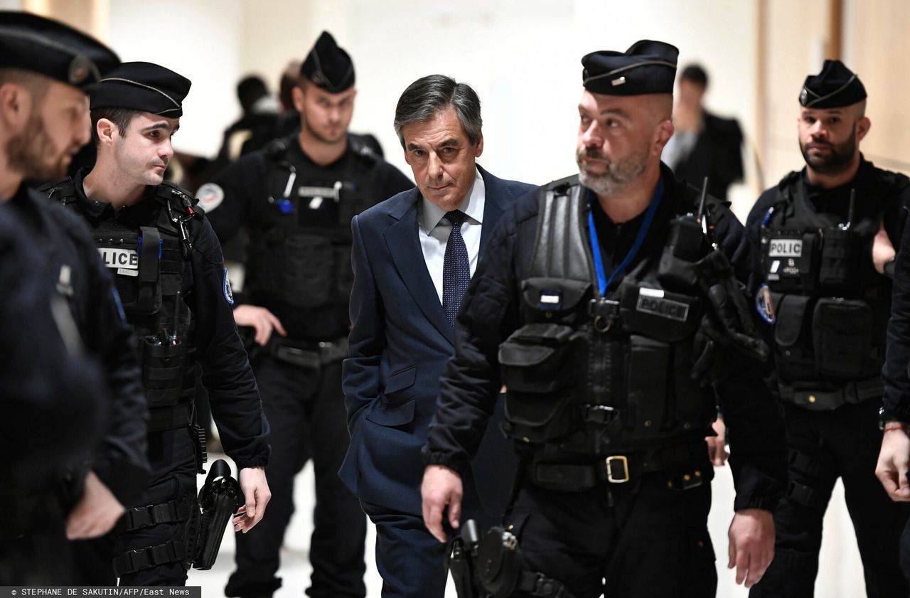 Były premier Francji Francois Fillon przybywa do paryskiego sądu 27 lutego 2020 r. na rozprawę w sprawie roszczeń, które sprzeniewierzył ponad milion euro w rzekomym oszustwie