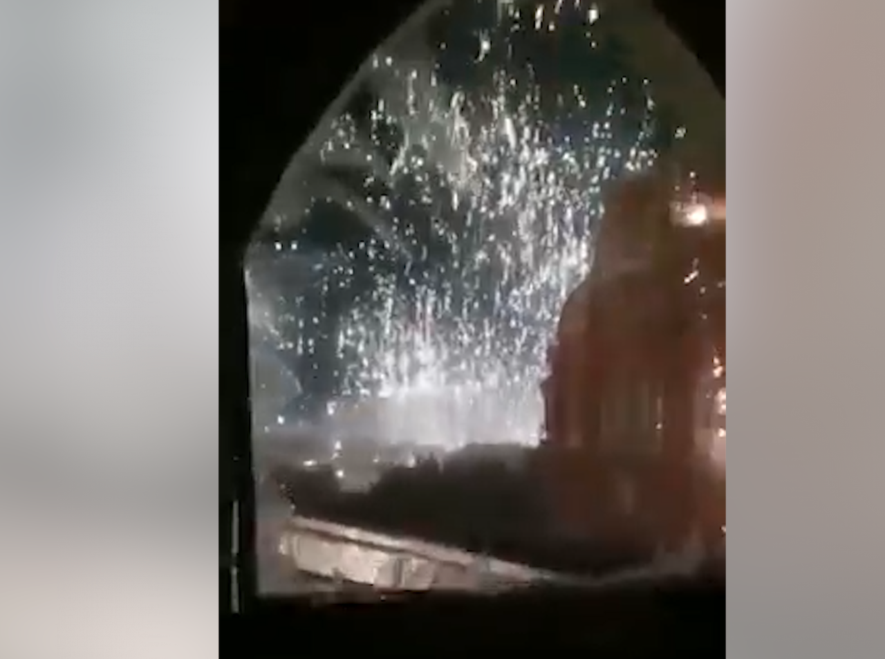 "Koszmarne fajerwerki" nad Ukrainą. Nagrał moment ataku Rosjan zakazaną bronią