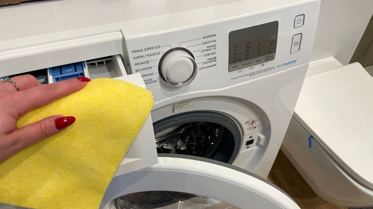 Czyszczenie pralki szmatką nasączoną octem
